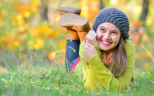 Mädchen legt sich hin — Stockfoto