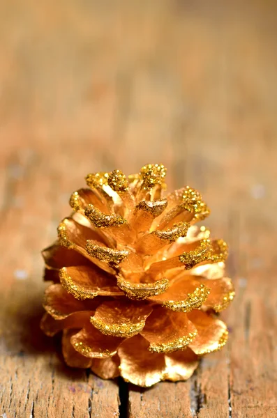 Dennenappels geïsoleerd op oud hout — Stockfoto