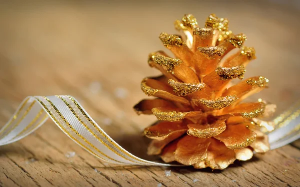 Pine cones isolated on old wood — Stock Photo, Image