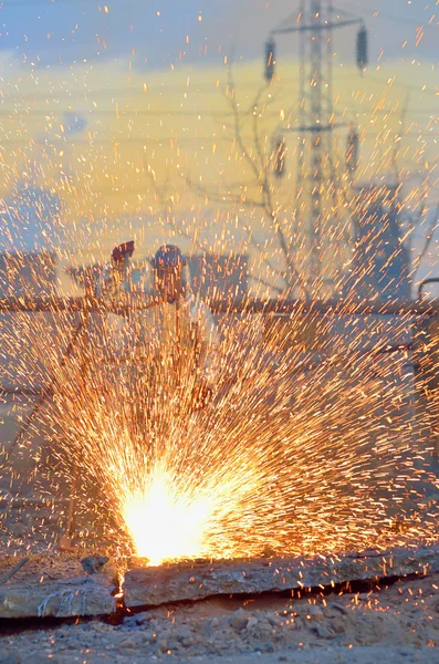 Arbeiter schneidet Metall mit dem Lötbrenner — Stockfoto