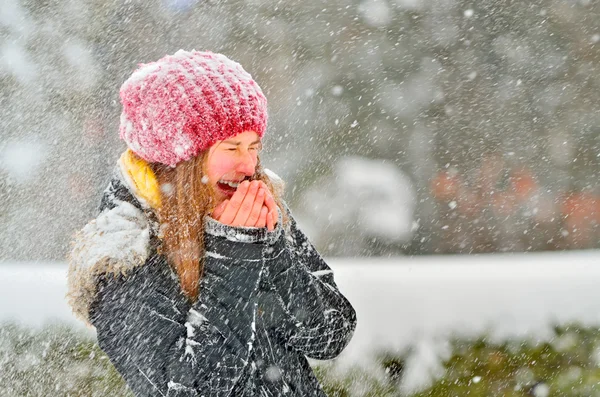 Young girl warming her hands — Stock Photo, Image