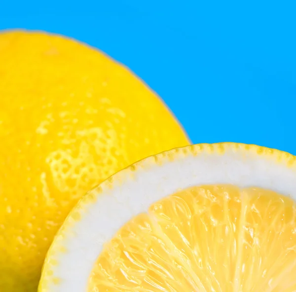 Limão e fatia de limão — Fotografia de Stock