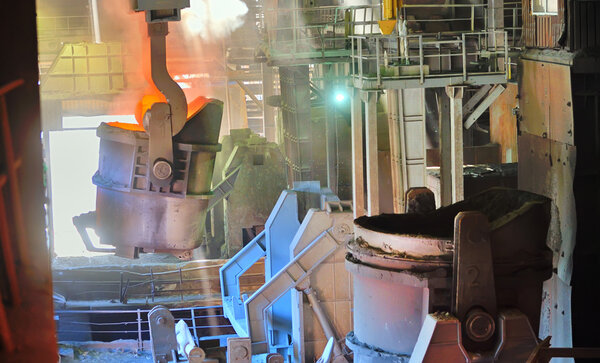 Плавленый металл, выливаемый из ковша
