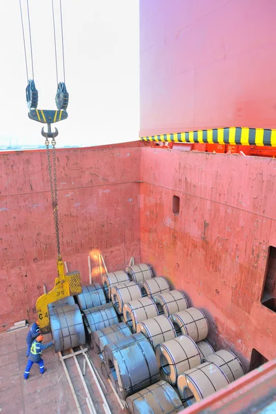 Chapas de aço enroladas em um navio — Fotografia de Stock