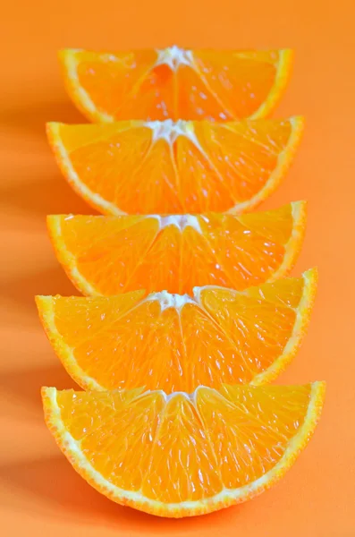 Oranje delen geïsoleerd — Stockfoto