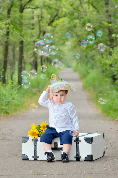 S スーツケースと小さな男の子の肖像画 — ストック写真