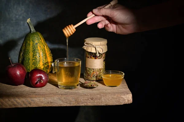 Tasse Tee Mit Honig Auf Holztisch — Stockfoto