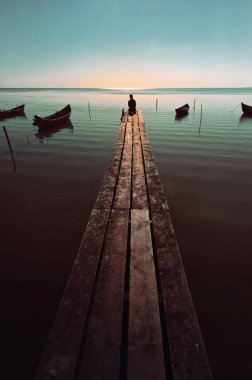 Soyut Genç Zaman Ahşap Duvar 'a Geçiyor