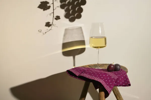 Verre Vin Blanc Conceptuel Avec Vigne Ombre Raisin — Photo