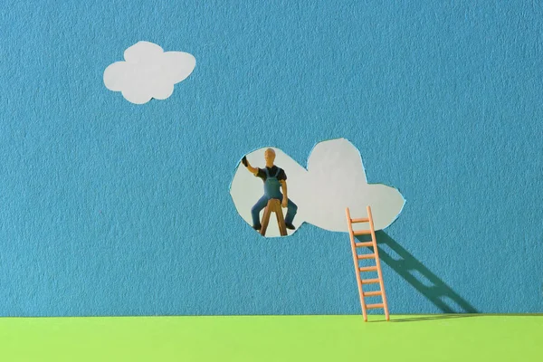 Konzeptionelle Arbeiter Auf Der Leiter Reparieren Oder Wolken Machen — Stockfoto
