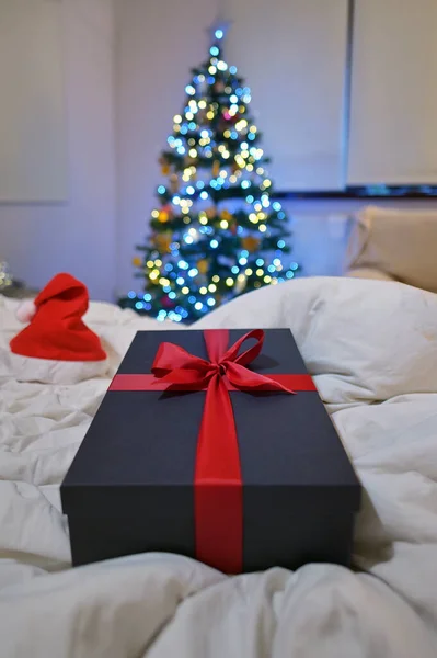 Rode Kistjes Met Kerstmanshoed Kerstboom — Stockfoto