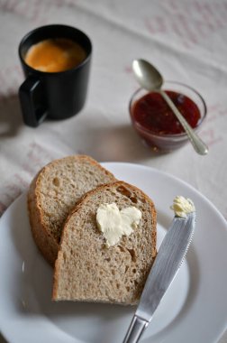 Taze ekmek dilimleriyle Seni Seviyorum Kahvaltı Tabağı ve Tereyağı Şeklinde Seviyorum