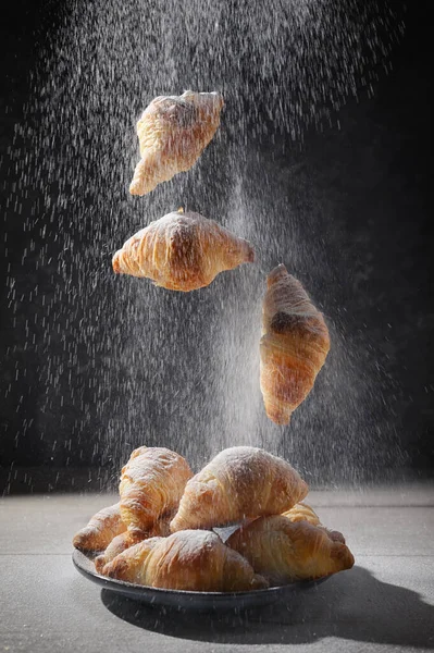 Detailní Záběr Čerstvé Mini Croissanty Cukr Prášek Dřevěném Stole — Stock fotografie