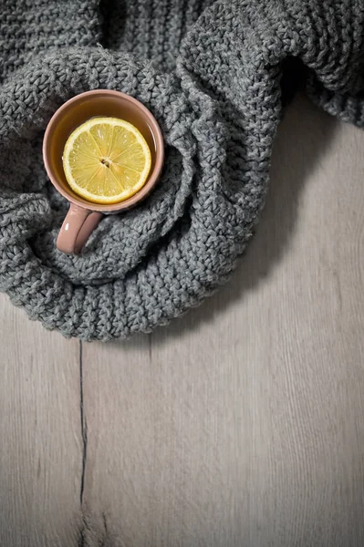 Caldo Invernale Una Tazza Con Patatine Limone Una Sciarpa — Foto Stock