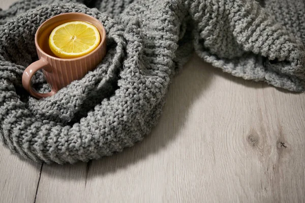レモンチップとスカーフでマグカップで熱い冬のお茶 — ストック写真