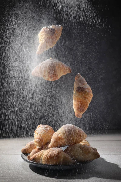 Detailní Záběr Čerstvé Mini Croissanty Cukr Prášek Dřevěném Stole — Stock fotografie