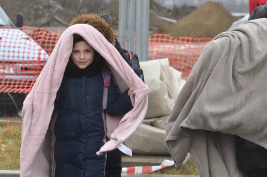 Isaccea, Romanya. 02 Mart 2022. Mülteci Ukraynalılar sınırı geçtikten sonra Ukrayna 'dan Romanya' daki Isaccea 'ya yürüdüler.