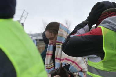 Isaccea, Romanya. 02 Mart 2022. Mülteci Ukraynalılar sınırı geçtikten sonra Ukrayna 'dan Romanya' daki Isaccea 'ya yürüdüler.