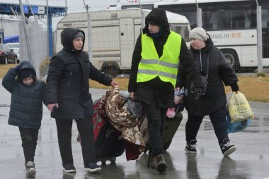 Isaccea, Romanya. 02 Mart 2022. Mülteci Ukraynalılar sınırı geçtikten sonra Ukrayna 'dan Romanya' daki Isaccea 'ya yürüdüler.