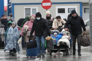 Isaccea, Romanya. 02 Mart 2022. Mülteci Ukraynalılar sınırı geçtikten sonra Ukrayna 'dan Romanya' daki Isaccea 'ya yürüdüler.