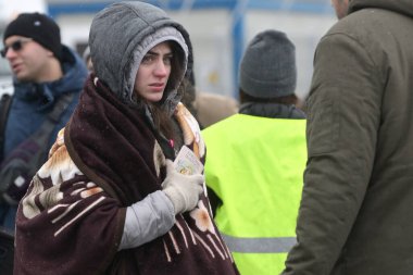 Isaccea, Romanya. 02 Mart 2022. Mülteci Ukraynalılar sınırı geçtikten sonra Ukrayna 'dan Romanya' daki Isaccea 'ya yürüdüler.