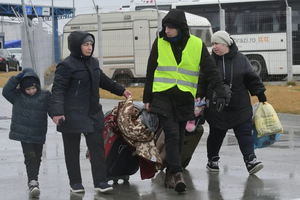 Isaccea Roemenië Maart 2022 Vluchteling Oekraïners Lopen Van Oekraïne Naar — Stockfoto