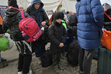 Isaccea, Romanya. 08 Mart 2022. Mülteci Ukraynalılar sınırı geçtikten sonra Ukrayna 'dan Romanya' daki Isaccea 'ya yürüdüler.