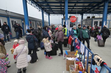 Isaccea, Romanya. 08 Mart 2022. Mülteci Ukraynalılar sınırı geçtikten sonra Ukrayna 'dan Romanya' daki Isaccea 'ya yürüdüler.