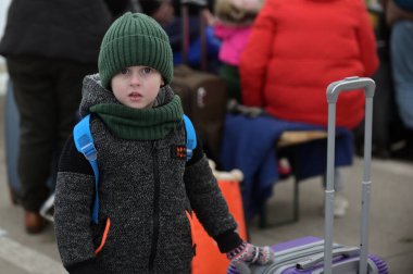 Isaccea, Romanya. 08 Mart 2022. Mülteci Ukraynalılar sınırı geçtikten sonra Ukrayna 'dan Romanya' daki Isaccea 'ya yürüdüler.