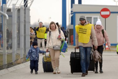 Isaccea, Romanya. 08 Mart 2022. Mülteci Ukraynalılar sınırı geçtikten sonra Ukrayna 'dan Romanya' daki Isaccea 'ya yürüdüler.