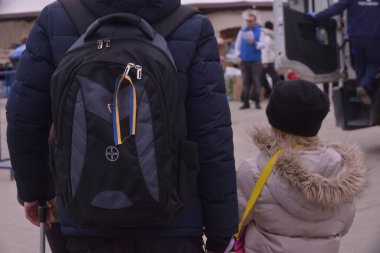 Isaccea, Romanya. 08 Mart 2022. Mülteci Ukraynalılar sınırı geçtikten sonra Ukrayna 'dan Romanya' daki Isaccea 'ya yürüdüler.