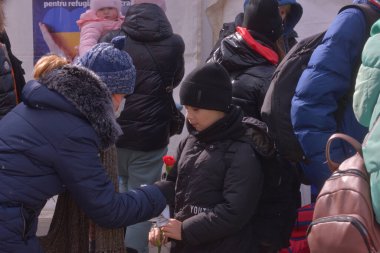 Isaccea, Romanya. 08 Mart 2022. Mülteci Ukraynalılar sınırı geçtikten sonra Ukrayna 'dan Romanya' daki Isaccea 'ya yürüdüler.