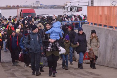 Isaccea, Romanya. 08 Mart 2022. Mülteci Ukraynalılar sınırı geçtikten sonra Ukrayna 'dan Romanya' daki Isaccea 'ya yürüdüler.
