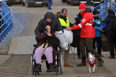 Isaccea, Romanya. 08 Mart 2022. Mülteci Ukraynalılar sınırı geçtikten sonra Ukrayna 'dan Romanya' daki Isaccea 'ya yürüdüler.