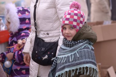 Isaccea, Romanya. 08 Mart 2022. Mülteci Ukraynalılar sınırı geçtikten sonra Ukrayna 'dan Romanya' daki Isaccea 'ya yürüdüler.