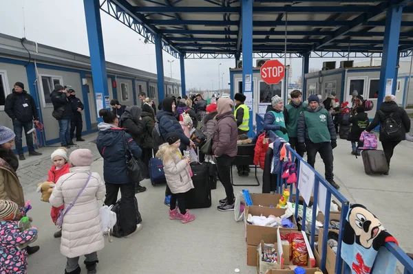 Isaccea Rumania Marzo 2022 Refugiados Ucranianos Caminan Desde Ucrania Isaccea —  Fotos de Stock