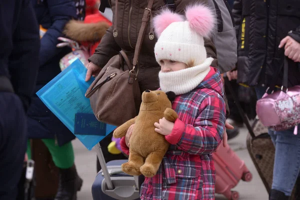 ルーマニアのイサカ 2022年3月8日 難民ウクライナ人は国境を越えた後 ルーマニアのイスカセアに歩く — ストック写真
