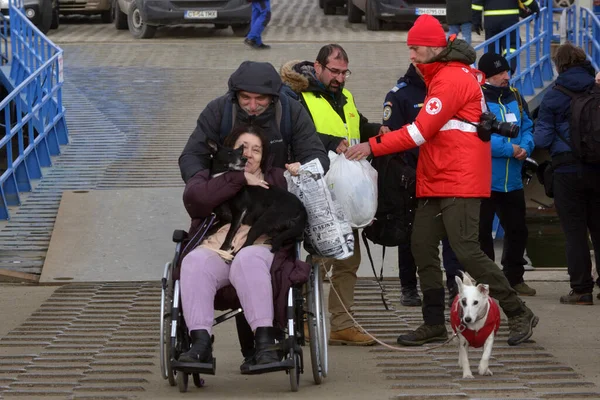 Isaccea Roemenië Maart 2022 Vluchteling Oekraïners Lopen Van Oekraïne Naar — Stockfoto