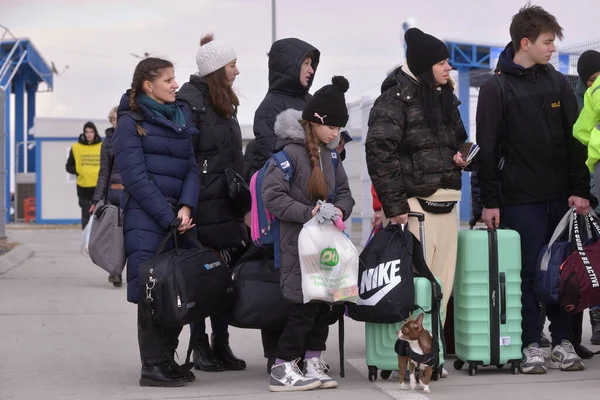 Isaccea Rumänien März 2022 Ukrainische Flüchtlinge Gehen Nach Grenzübertritt Von — Stockfoto