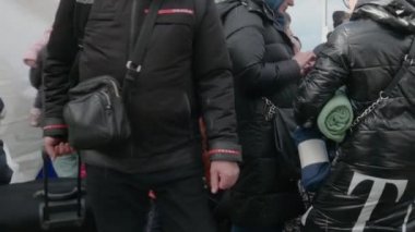 Isaccea, Romanya. 08 Mart 2022. Mülteci Ukraynalılar sınırı geçtikten sonra Ukrayna 'dan Romanya' ya yürüdüler.