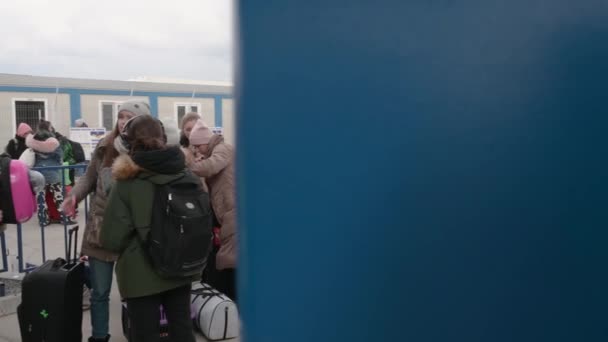 Ісачча Румунія Березня 2022 Українці Біженці Йдуть України Румунії Після — стокове відео