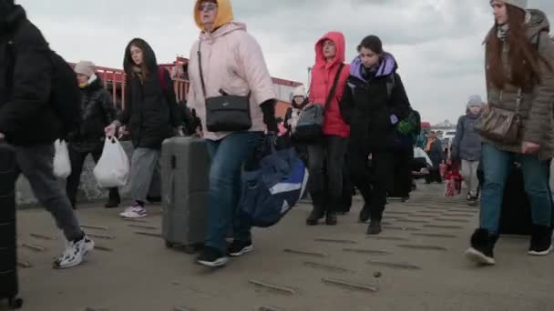 Исакия Румыния Марта 2022 Года Украинцы Беженцы Идут Украины Румынию — стоковое видео