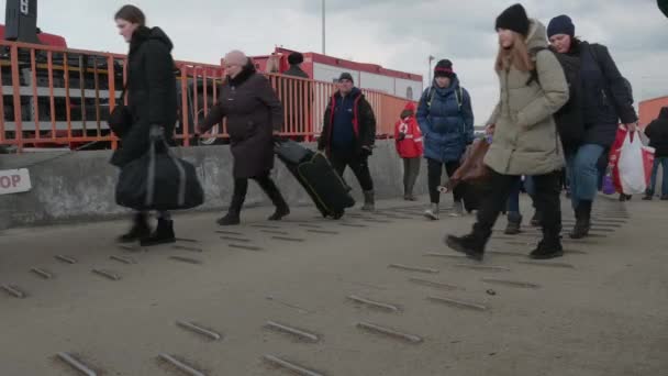 Isaccea Roménia Março 2022 Refugiados Ucranianos Caminham Ucrânia Para Romênia — Vídeo de Stock