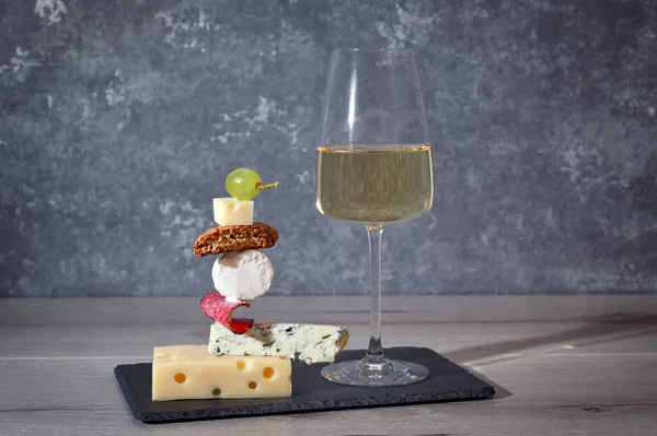 コンセプト平衡浮遊食品と白ワイングラス — ストック写真