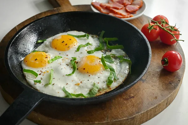 Ovos Fritos Uma Frigideira Bacon Tomate Cereja — Fotografia de Stock