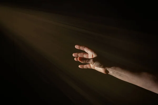 Ljus Strålar Shihing Mannens Hand Mörker — Stockfoto