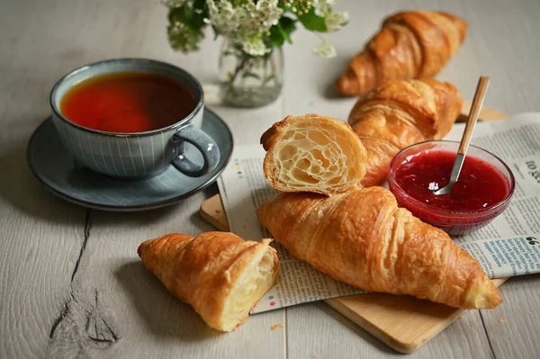 Stůl Čerstvě Upečeným Croissantem Čajem — Stock fotografie