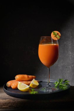 Limon ve maydanozlu taze havuç suyu.