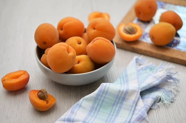 Closeup Delicious Fresh Ripe Apricots Wooden Table — Zdjęcie stockowe