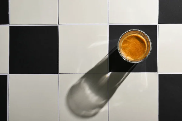 White Black Square Tiled Paper Espresso Cup Shadow — Stockfoto